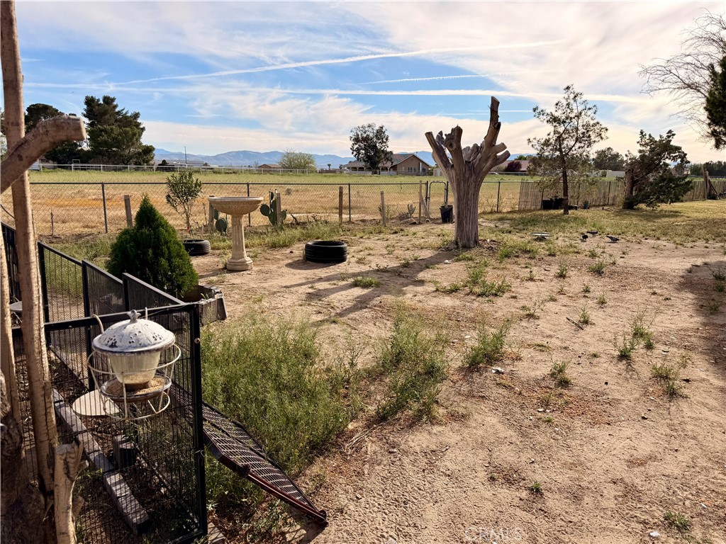 43127 40th Street East Lancaster, CA 93535 - Photo 24 of 24 side yard