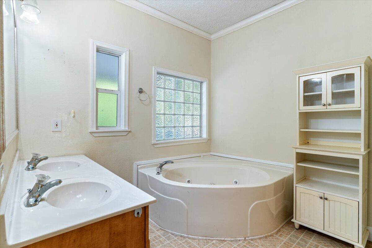 2941 Ferris Drive Navarre, FL 32566 - Photo 13 of 32 a bathroom with sink and bathtub