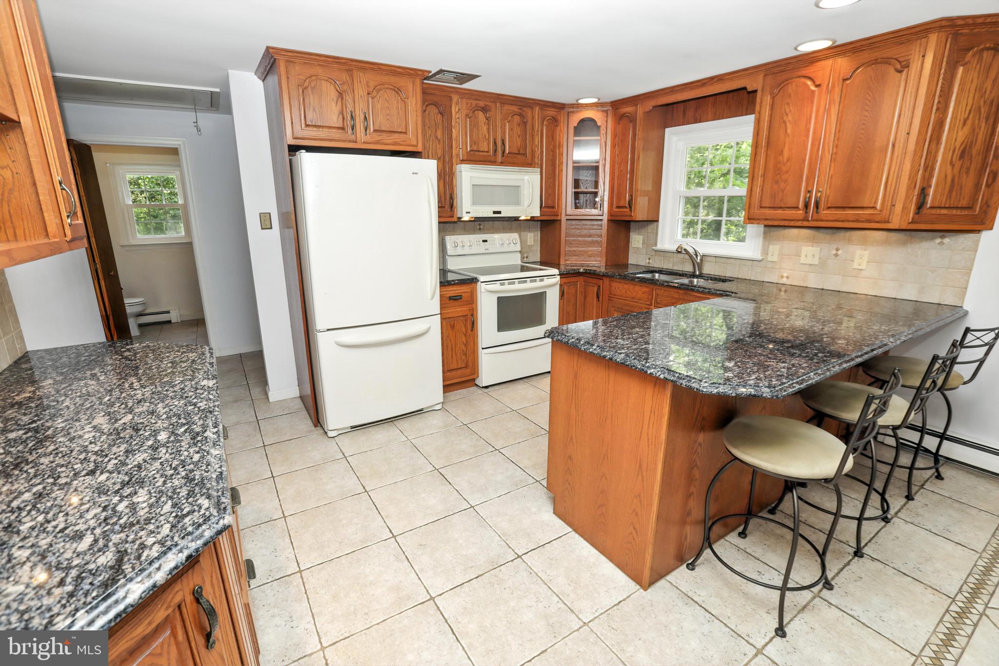 TILE BACKSPLASH AND UNDER COUNTER LIGHTING