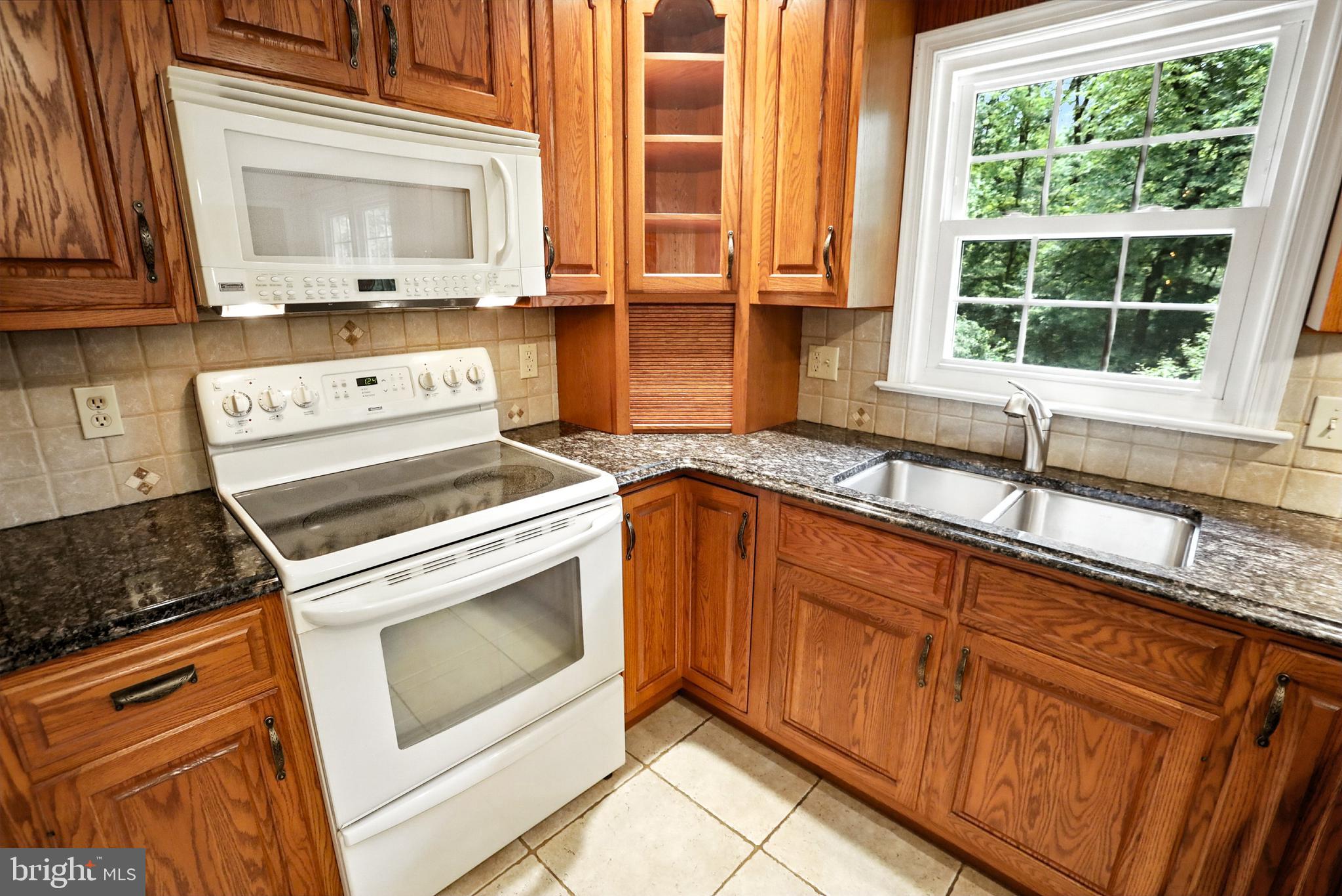 69 Crow Hill Road Barto, PA 19504 - Photo 10 of 48 HANDSOME GRANITE COUNTERS
