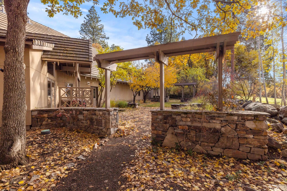 11944 Kestrel Road Klamath Falls, OR 97601 - Photo 109 of 121 Arbor and Stone Walls