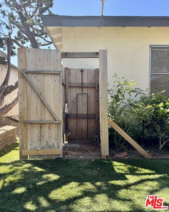 12753 Appleton Way Los Angeles, CA 90066 - Photo 31 of 31 a view of a backyard