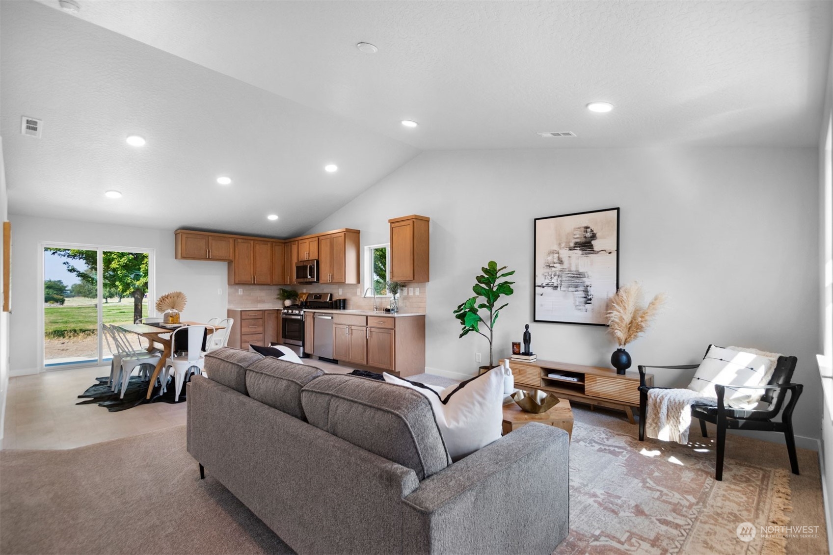 1904 Hickory Road Moses Lake, WA 98837 - Photo 3 of 12 Gallery Image 3