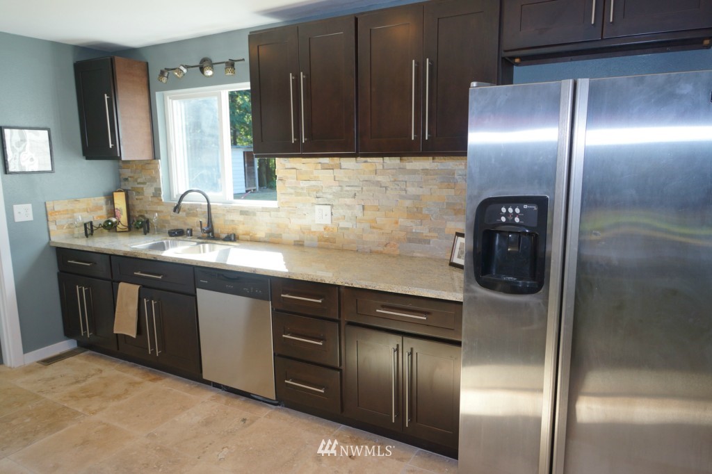 1810 Woods Road Southeast Port Orchard, WA 98366 - Photo 4 of 19 Gallery Image 4