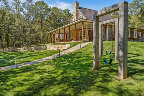 a view of a house with backyard