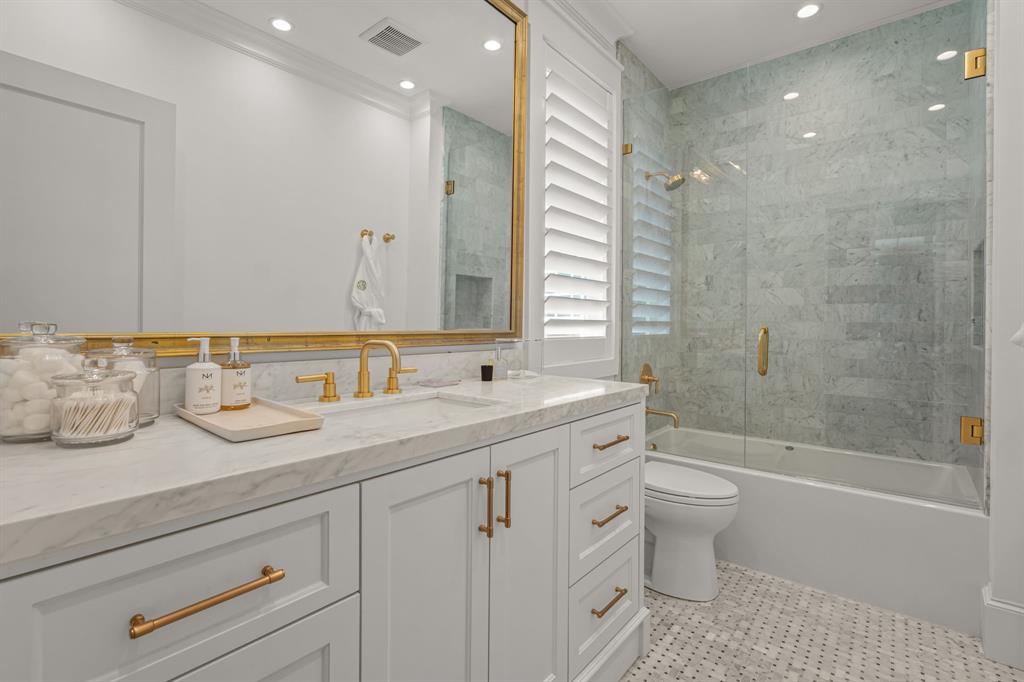877 Private Road 7893 Mineola, TX 75773 - Photo 28 of 40 a bathroom with a granite countertop sink a toilet and a bathtub