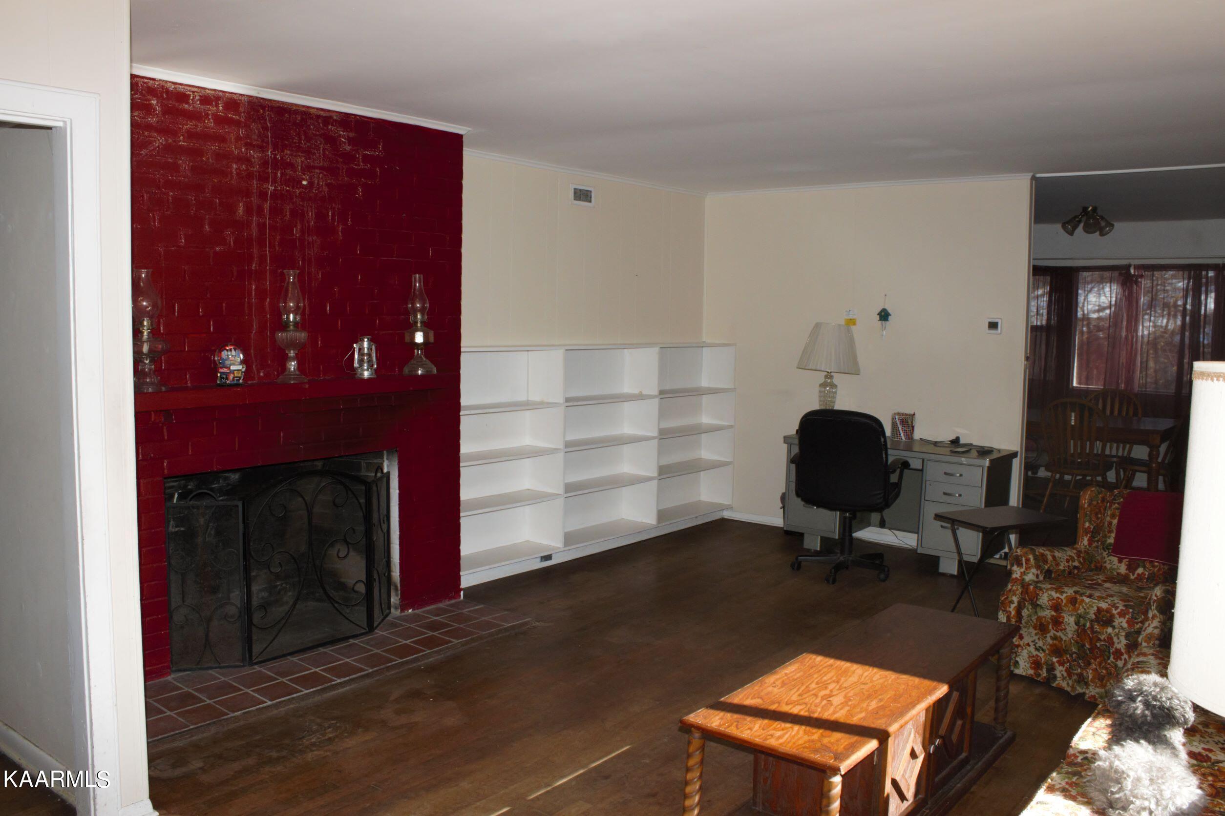 437 Delaware Avenue Oak Ridge, TN 37830 - Photo 7 of 19 Living Room 2