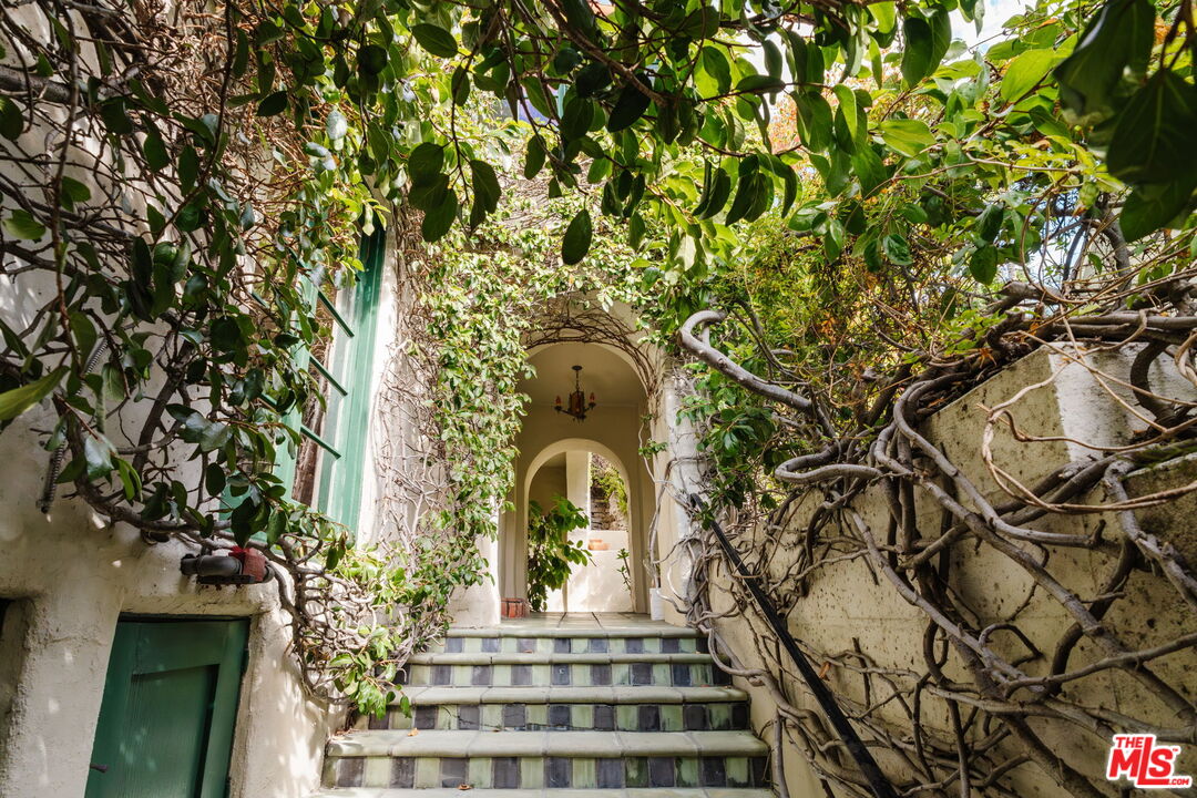 6740 Milner Road Los Angeles, CA 90068 - Photo 3 of 65