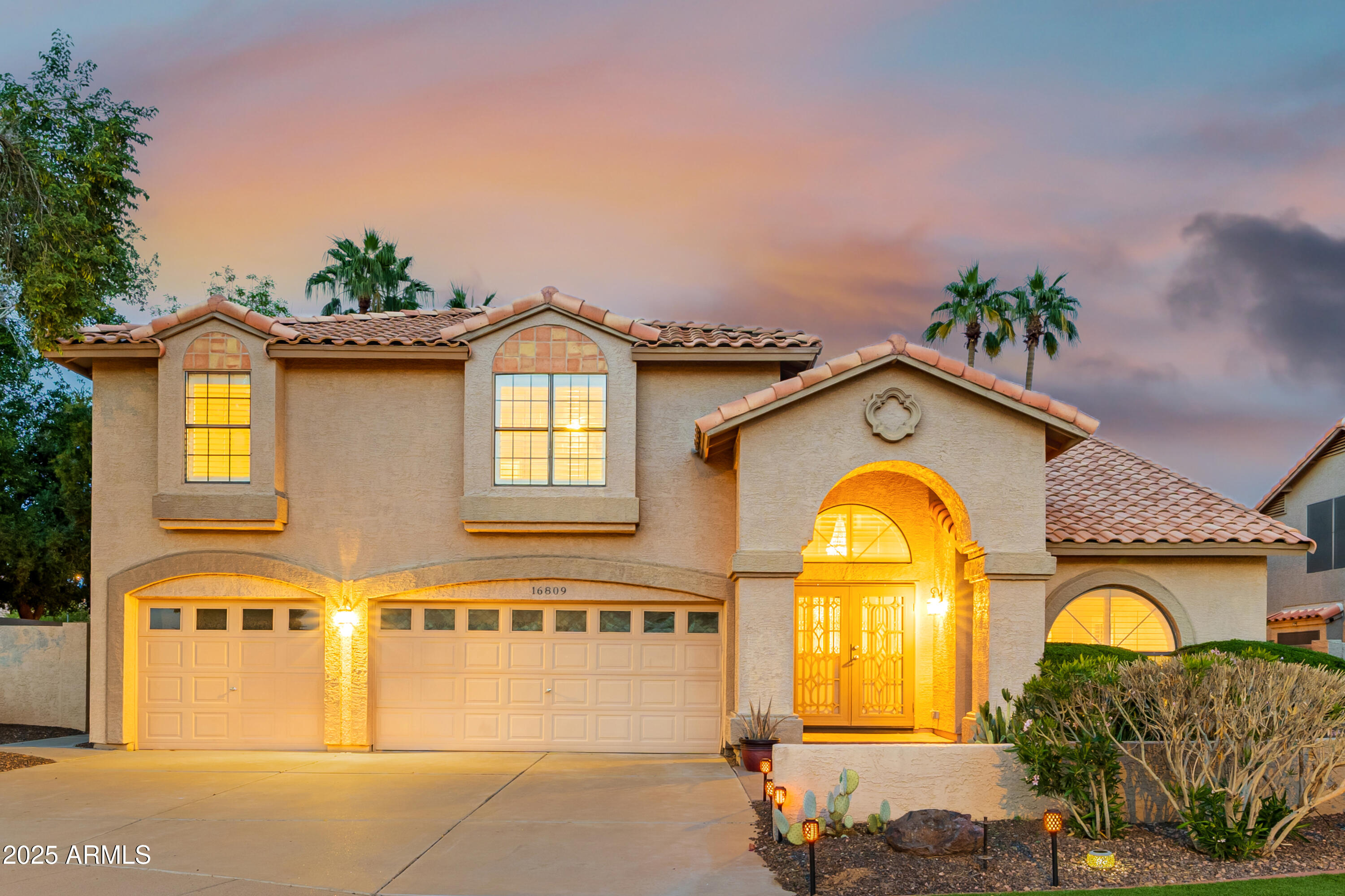 16809 South 33rd Way Phoenix, AZ 85048 - Photo 103 of 118 a front view of a house with a garden