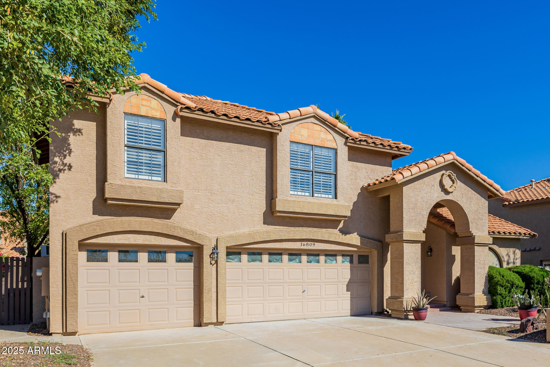 16809 South 33rd Way Phoenix, AZ 85048 - Photo 4 of 118 a front view of a house with a yard