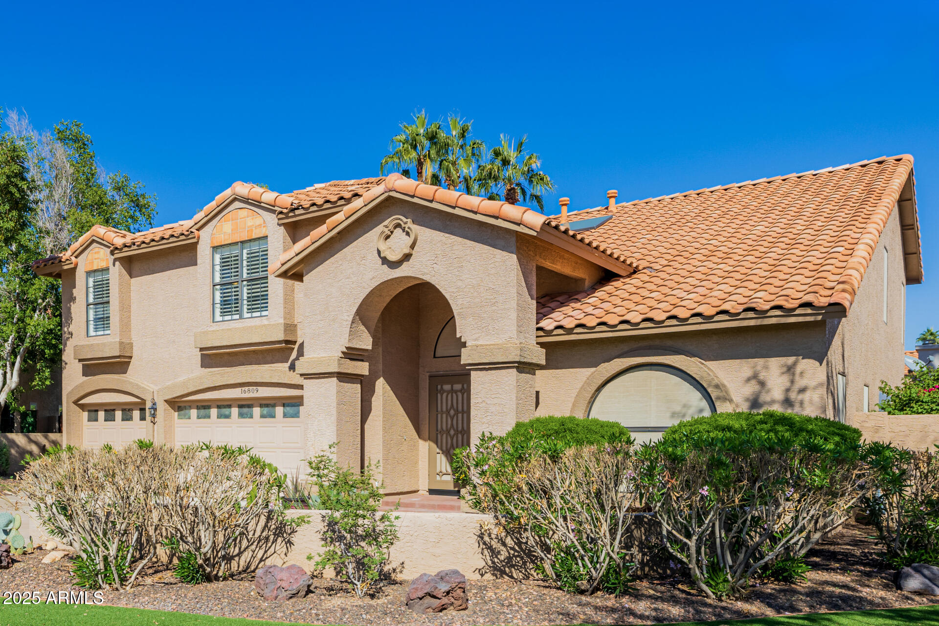 16809 South 33rd Way Phoenix, AZ 85048 - Photo 6 of 118 a front view of a house with a garden