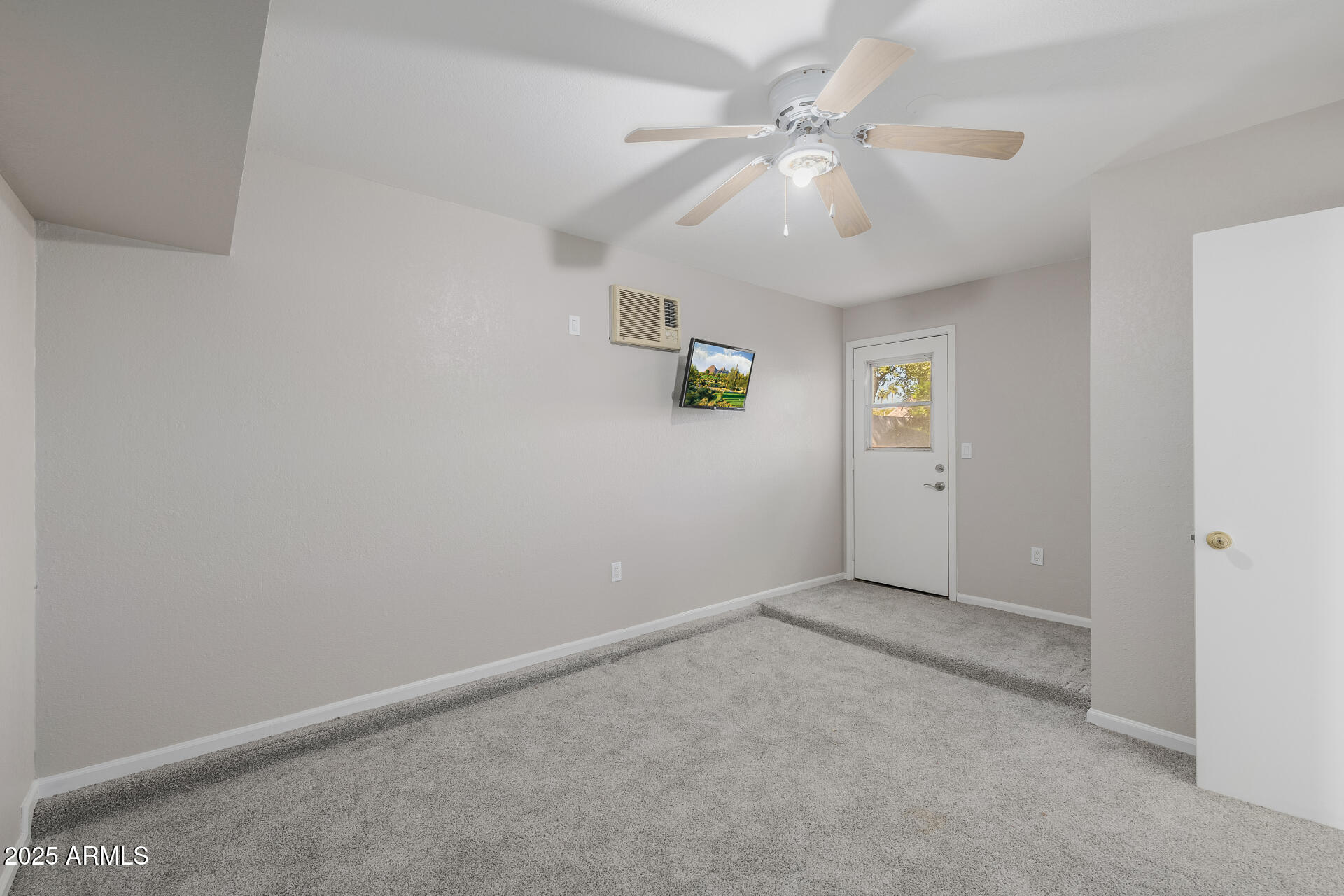 16809 South 33rd Way Phoenix, AZ 85048 - Photo 68 of 118 an empty room with windows and fan