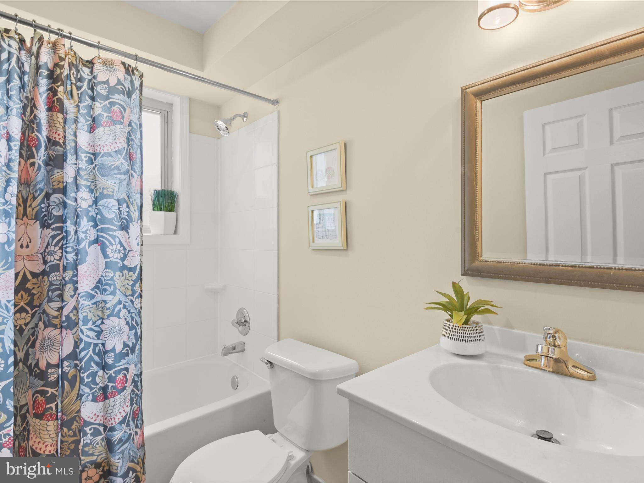 1004 Primrose Road, Unit 202 Annapolis, MD 21403 - Photo 20 of 39 Hall bathroom