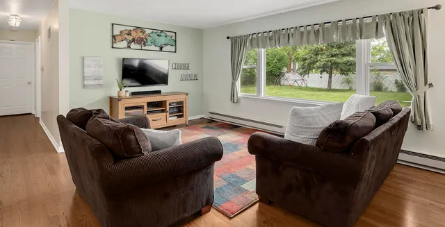 $3,200 | 15W644 Patricia Lane, Elmhurst, IL 60126