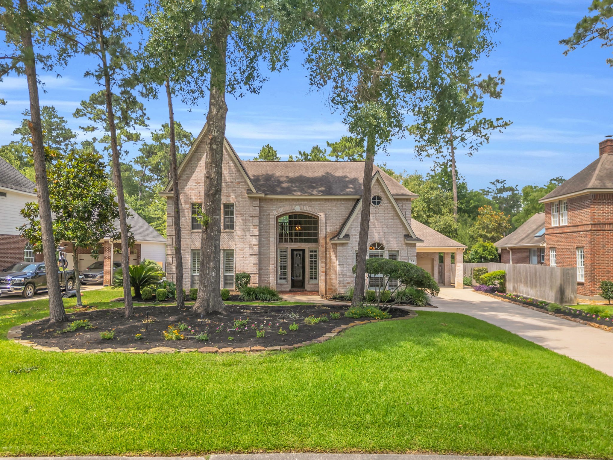 142 West Shadowpoint Circle The Woodlands, TX 77381 - Photo 2 of 50