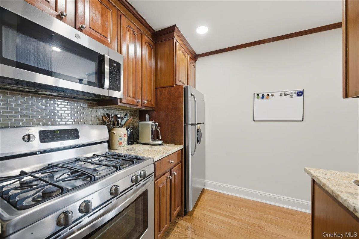 4784 Boston Post Road, Unit B45 Pelham, NY 10803 - Photo 7 of 31 stainless steel appliances