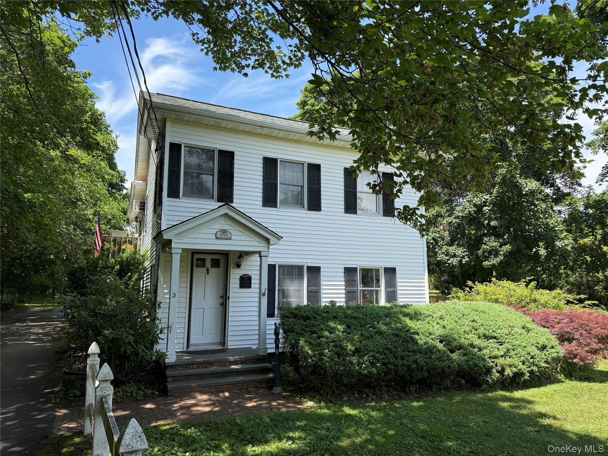 View of front facade featuring a front lawn