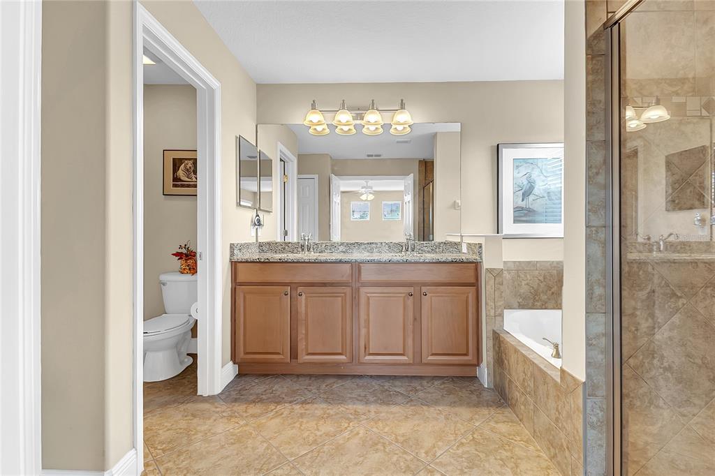 877 Strathmore Drive Orlando, FL 32803 - Photo 5 of 38 a bathroom with a sink a toilet and a bathtub