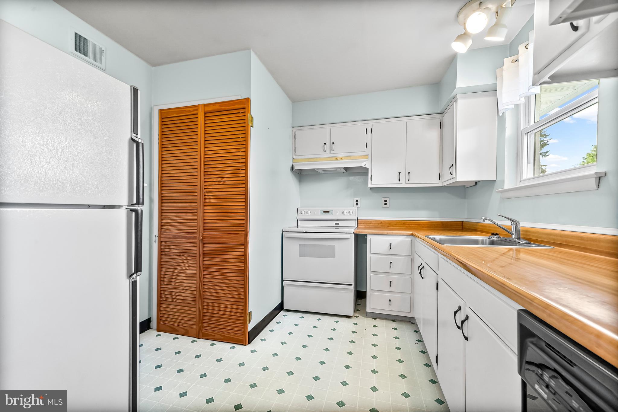 3195 Richard Road Aston, PA 19014 - Photo 8 of 17 Kitchen