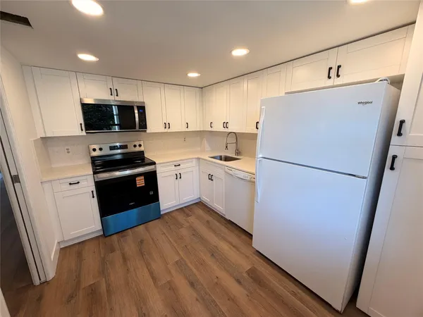 $2,300 | 605 Oaks Drive, Unit 406, Pompano Beach, FL 33069