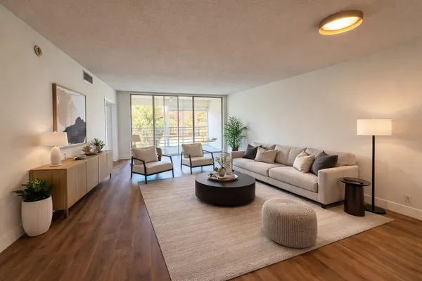 $2,300 | 605 Oaks Drive, Unit 406, Pompano Beach, FL 33069