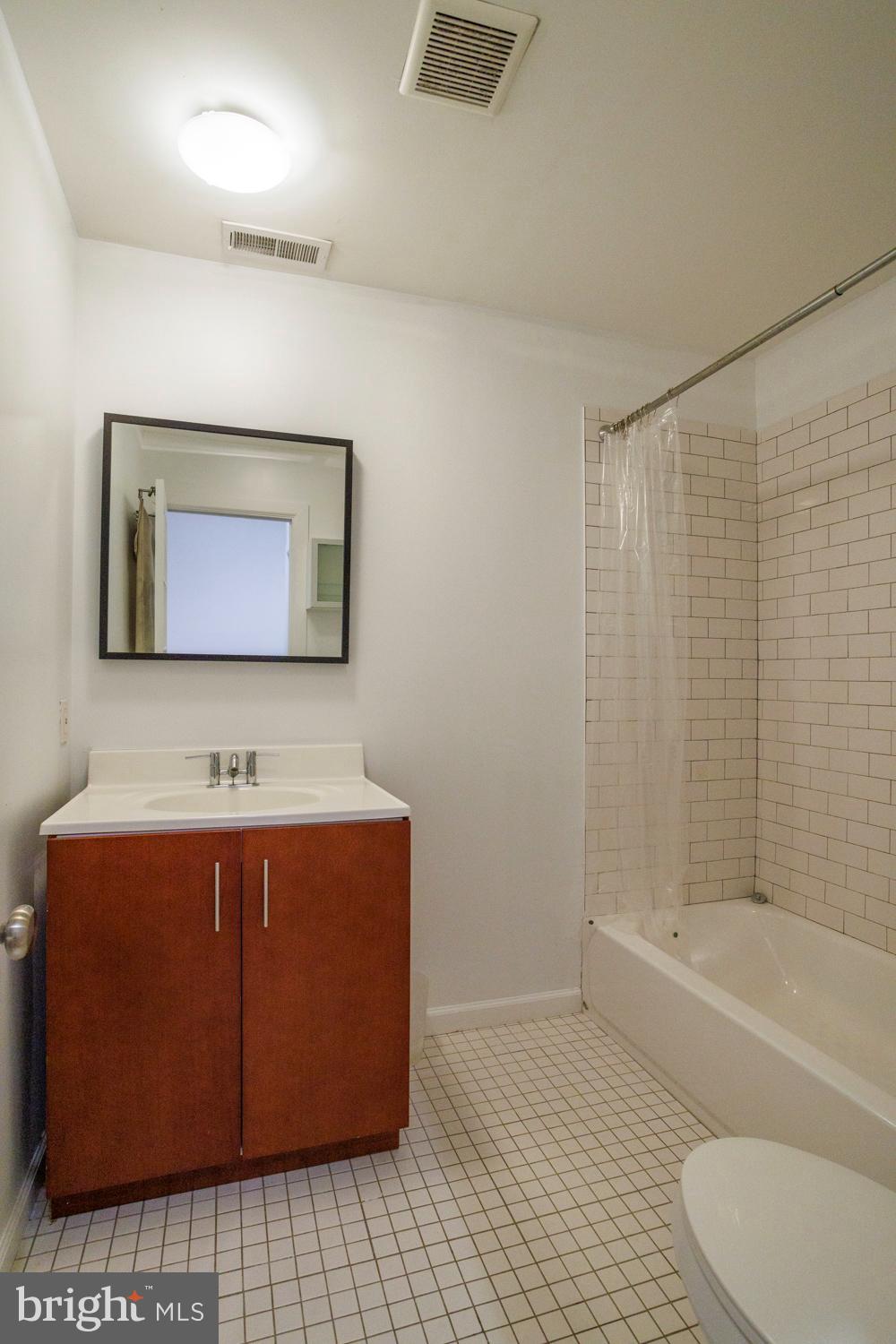 1215 North Hancock Street Philadelphia, PA 19122 - Photo 25 of 39 2nd Floor Front Bathroom