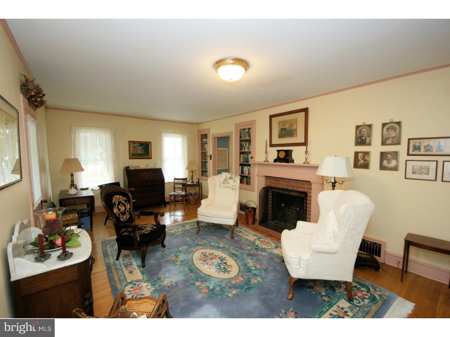 443 Ellisdale Road Chesterfield, NJ 08515 - Photo 7 of 25 Living Room