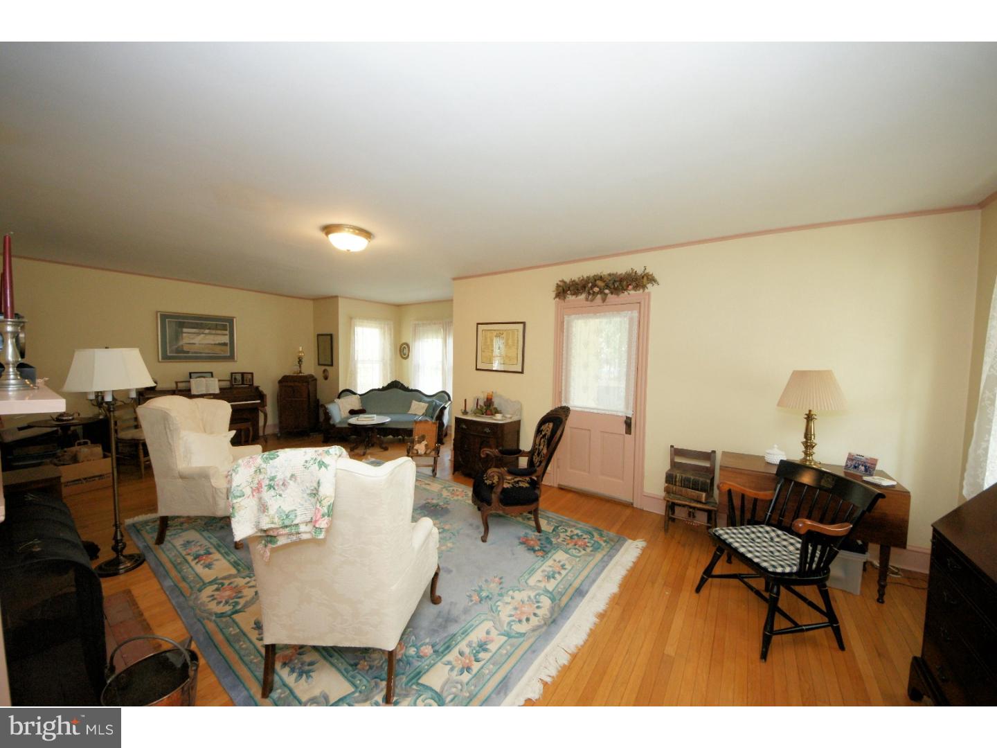 443 Ellisdale Road Chesterfield, NJ 08515 - Photo 8 of 25 Living Room