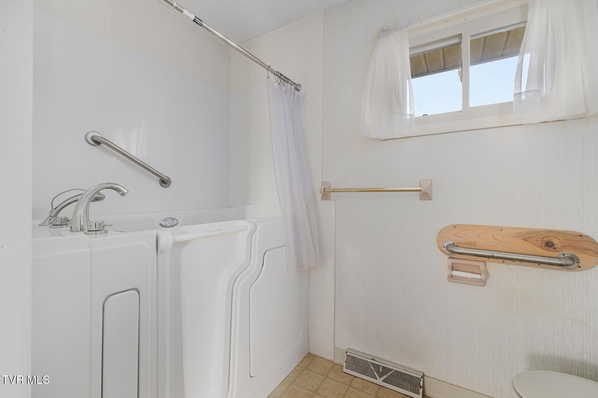 320 Mountain View Street Erwin, TN 37650 - Photo 23 of 44 Full Bath