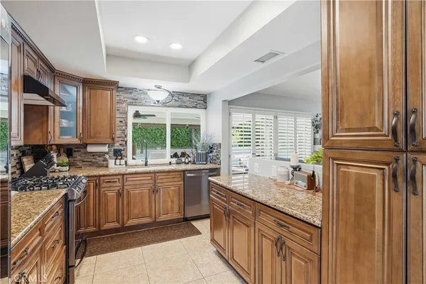 $925,000 | 25737 Tamarisk Place, Valencia, CA 91355