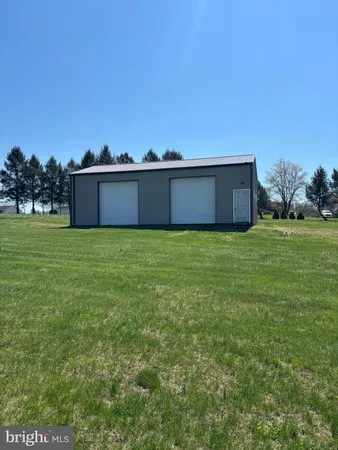 a view of a yard with a house