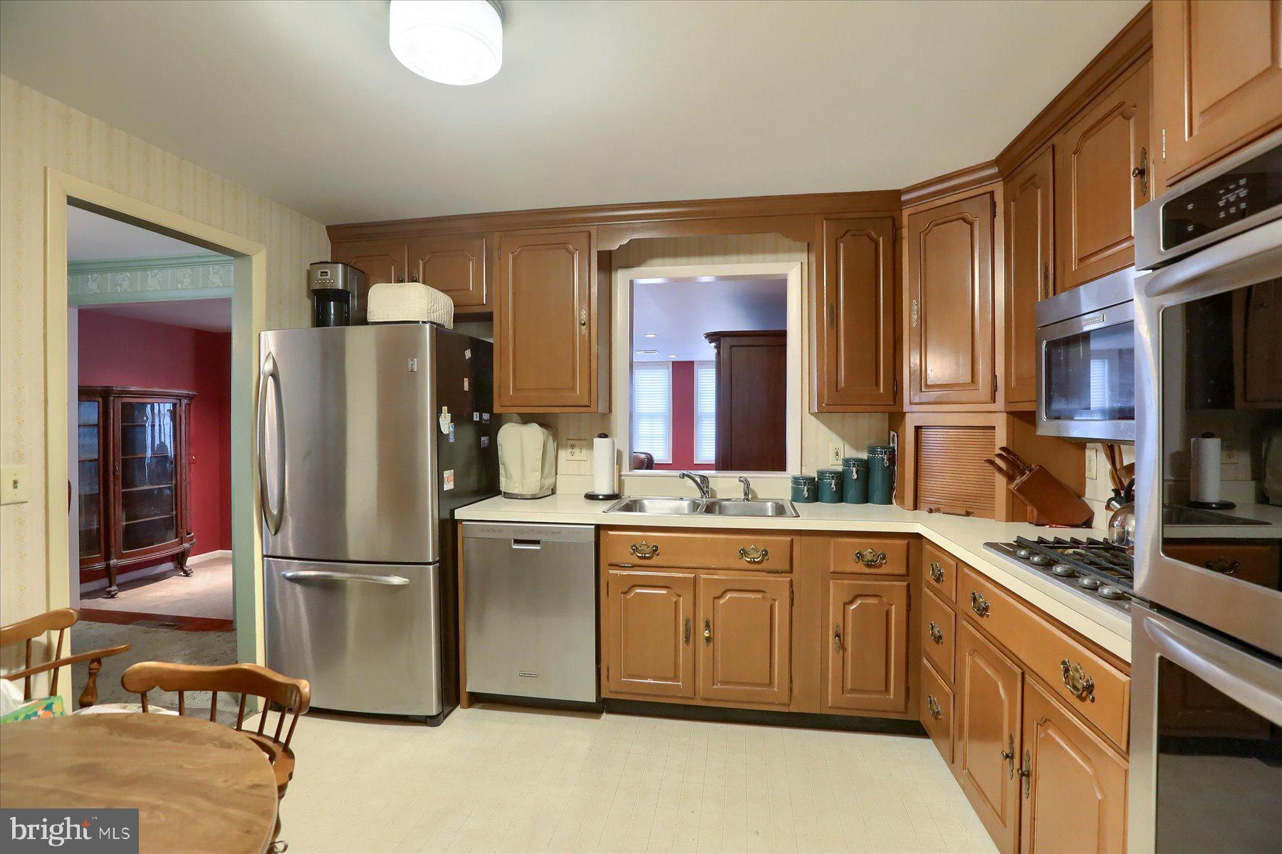 1533 Robert Road Lancaster, PA 17601 - Photo 5 of 38 Kitchen with stainless steel appliances