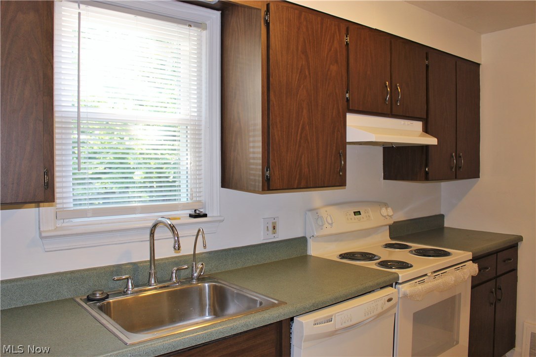 1184 Gordon Road Lyndhurst, OH 44124 - Photo 2 of 22 Kitchen with newer counter tops.