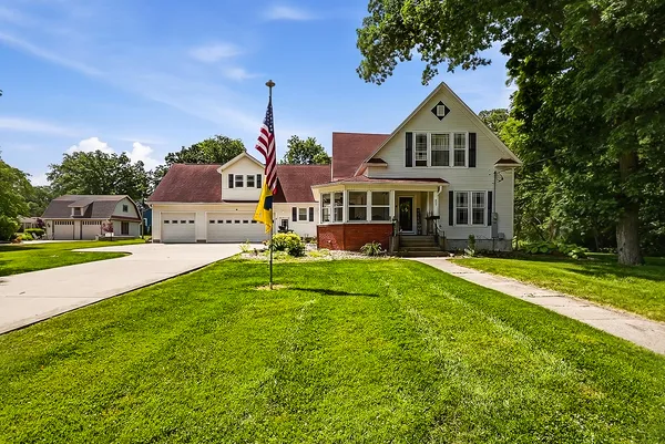 $425,000 | 809 East Center Street, Ottawa, IL 61350