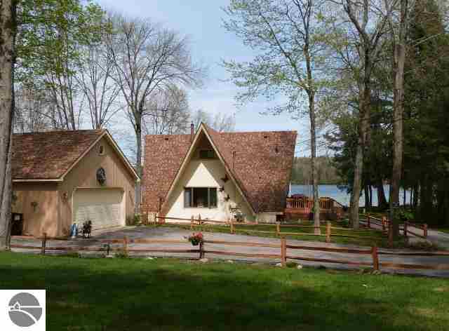19590 Pleasantview Road Lake Ann, MI 49650 - Photo 5 of 76 1745320-4.JPG