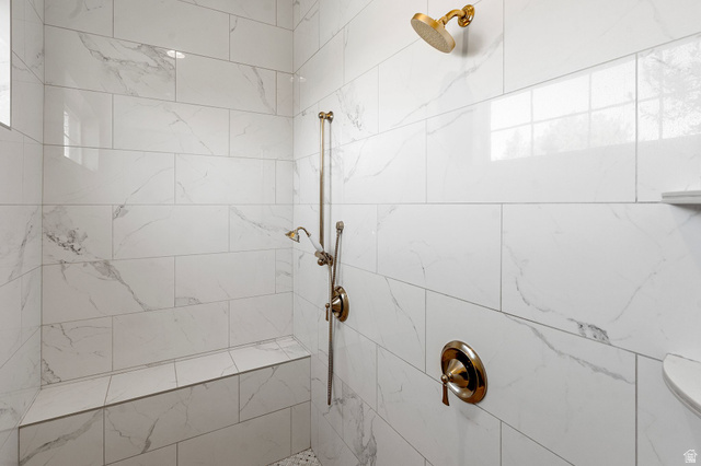 2917 Old Farm Road Washington, UT 84780 - Photo 66 of 105 Bathroom featuring a tile shower and healthy amount of natural light