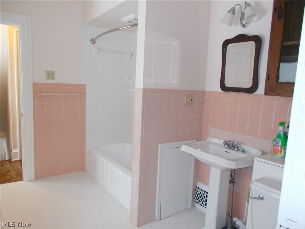 4040 Lander Road Beachwood, OH 44122 - Photo 17 of 21 Large full bathroom.