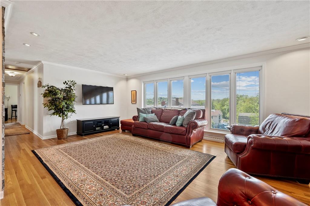 934 Shadycrest Road Pittsburgh, PA 15216 - Photo 8 of 34 Gallery Image 8