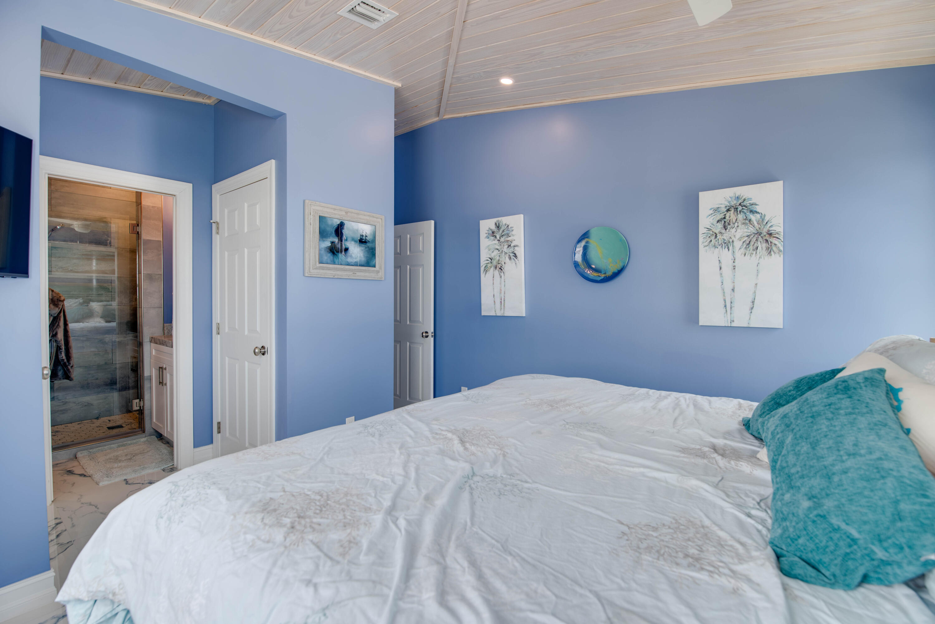 747 La Fitte Road Summerland Key, FL 33042 - Photo 97 of 103 a bedroom with a bed and a large mirror