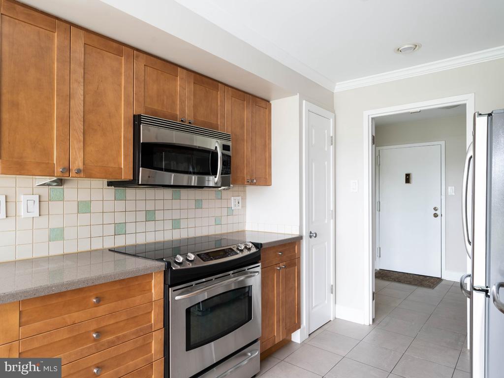 2817 Jermantown Road, Unit 504 Oakton, VA 22124 - Photo 12 of 25 Kitchen