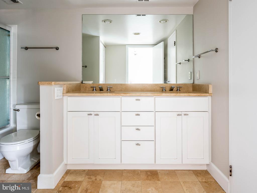 2817 Jermantown Road, Unit 504 Oakton, VA 22124 - Photo 17 of 25 Primary Bath