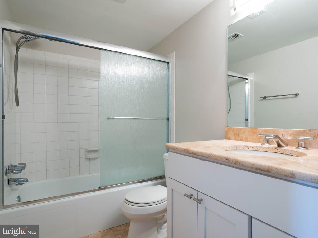 2817 Jermantown Road, Unit 504 Oakton, VA 22124 - Photo 22 of 25 Hall Bath