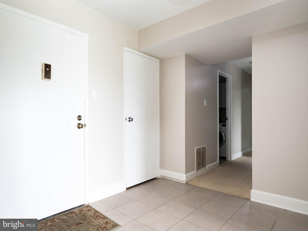 2817 Jermantown Road, Unit 504 Oakton, VA 22124 - Photo 4 of 25 Foyer