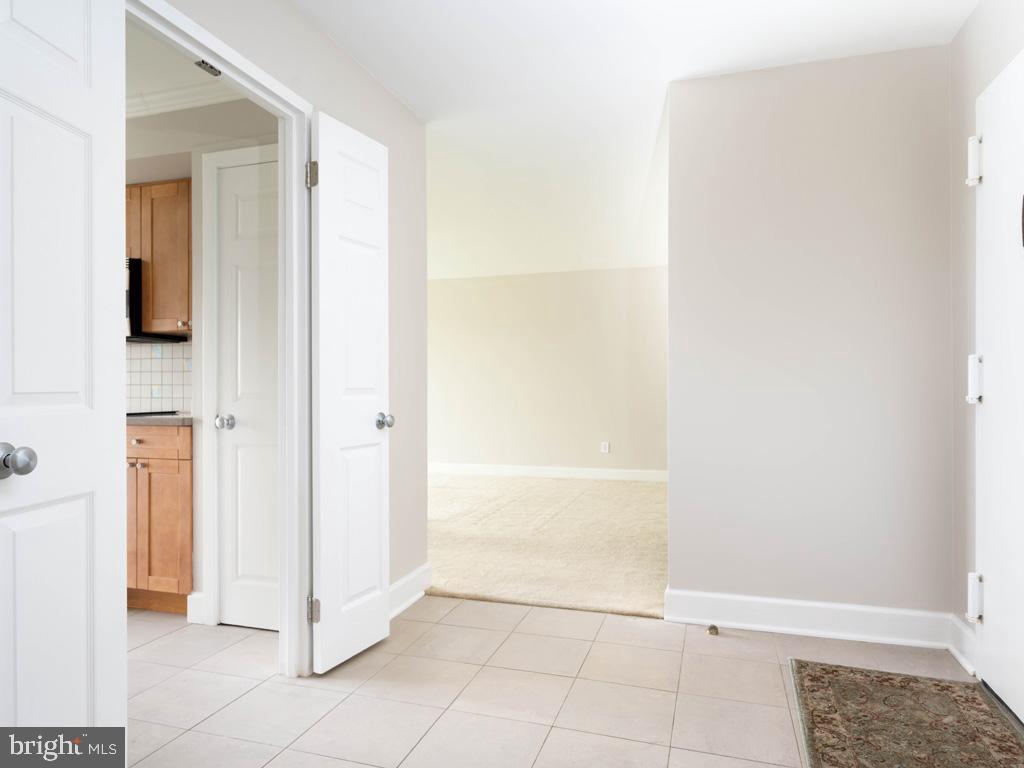 2817 Jermantown Road, Unit 504 Oakton, VA 22124 - Photo 5 of 25 Foyer