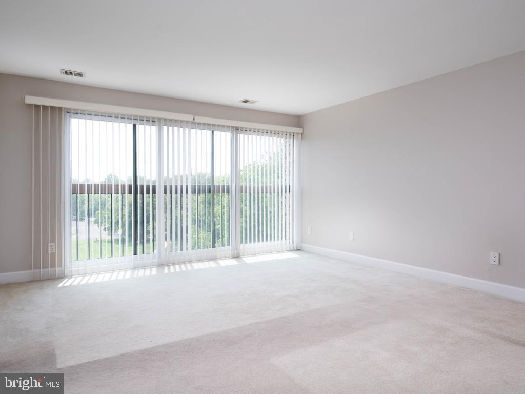 2817 Jermantown Road, Unit 504 Oakton, VA 22124 - Photo 6 of 25 Living Room