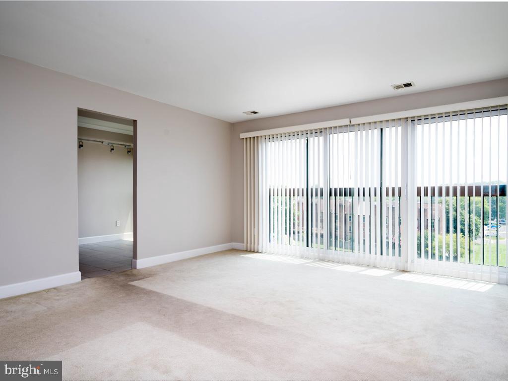 2817 Jermantown Road, Unit 504 Oakton, VA 22124 - Photo 7 of 25 Living Room