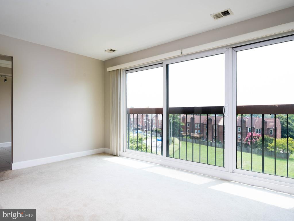 2817 Jermantown Road, Unit 504 Oakton, VA 22124 - Photo 8 of 25 Living room