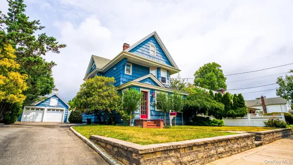 $699,999 | 14 Easton Street, Lindenhurst, NY 11757
