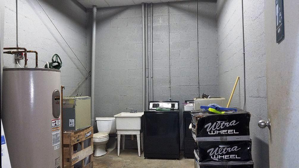 965 Blockhouse Valley Road Clinton, TN 37716 - Photo 12 of 31 Shop Wash Room