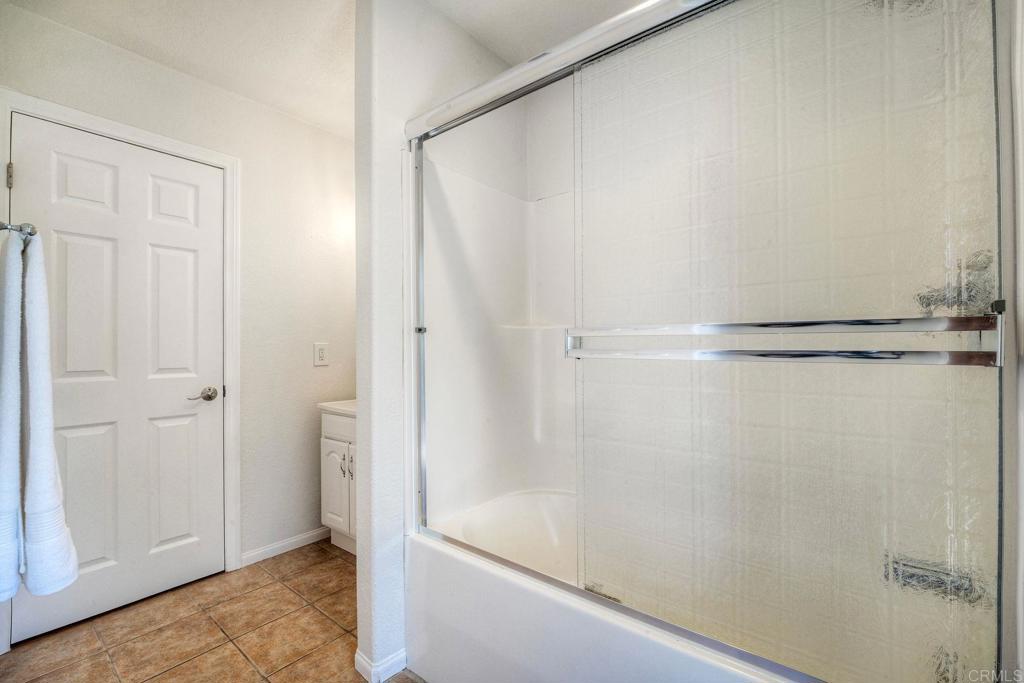 2830 Green Canyon Road Fallbrook, CA 92028 - Photo 28 of 43 Full guest bathroom